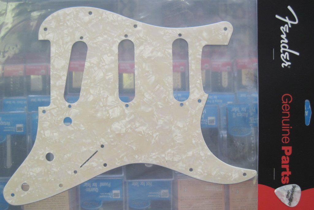 Fender Standard Stratocaster Pickguard AGED WHITE PEARL 0992140001 006